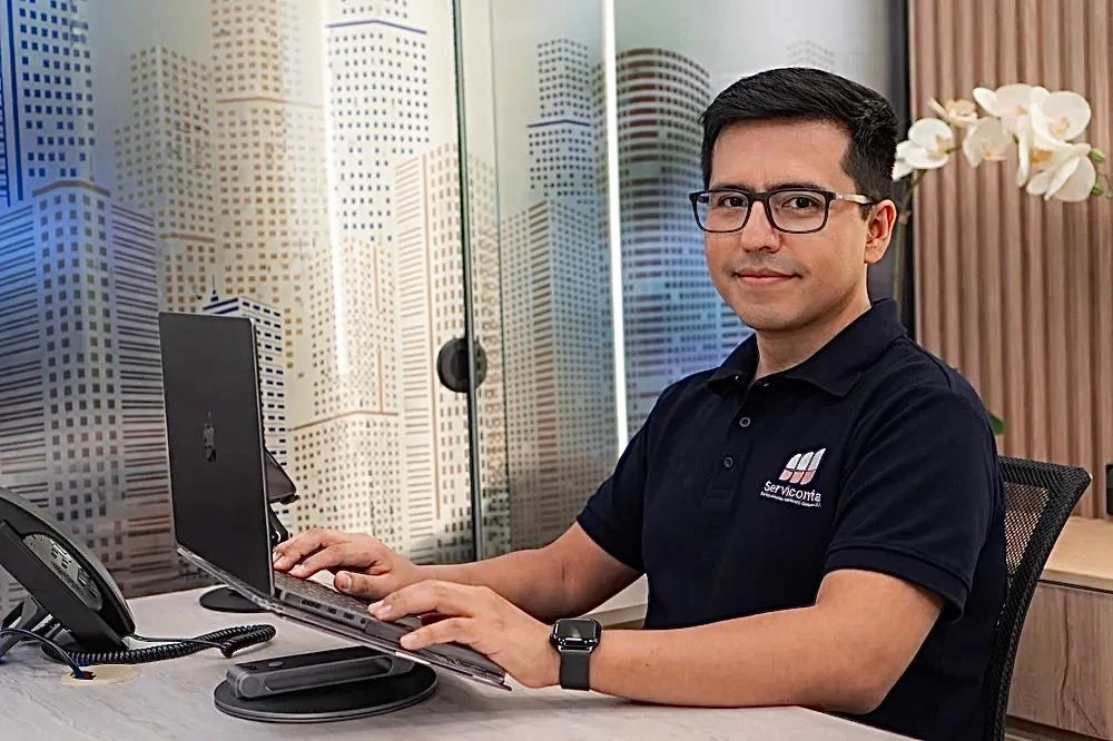 John Barrientos Fuentes trabajando en la oficina de Serviconta
